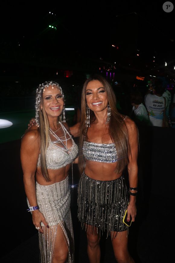Desfile das Campeãs 2025: Patrícia Poeta curtiu camarote com Viviane Araújo usando look brilhante