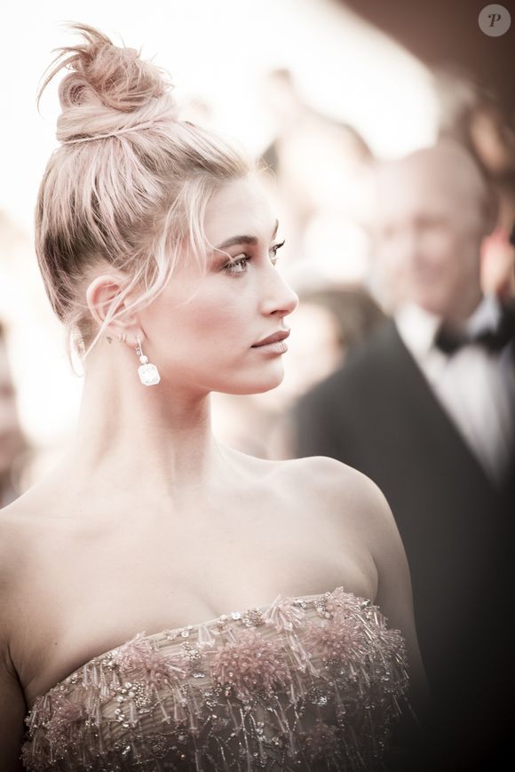 Penteados para o The Town 2025: Hailey Baldwin com um coque alto e fios desfiados, é simples e sofisticado