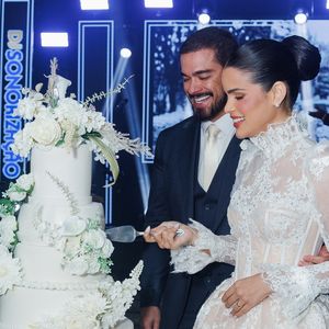 A criação usada na valsa trouxe inspiração na corseteria clássica, com barbatanas aparentes e transparência delicada