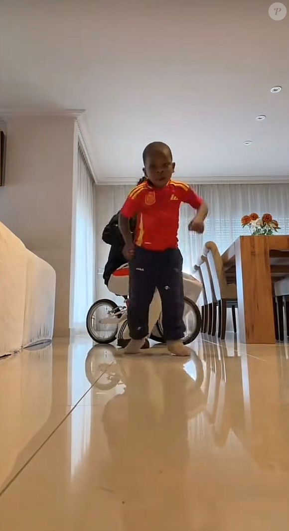 Com apenas 4 anos, Keyne, irmão caçula do atacante, virou um verdadeiro fenômeno nas redes sociais graças ao seu carisma, às dancinhas e às cenas divertidas compartilhadas pela família