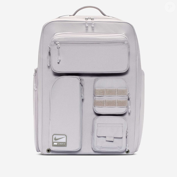 Trata-se da Mochila Nike Utility Elite Masculina, encontrada por R$ 503,49 no Pix ou R$ 899,99 parcelados. O modelo possui compartimento exclusivo para tênis, bolso para notebook de até 16 polegadas, espaço isolado para garrafa de água e alças adaptáveis para diferentes tipos de corpo