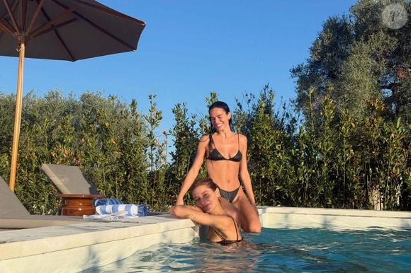 Bruna Marquezine continuou o texto dizendo que é "bonito demais" crescer junto com a melhor amiga