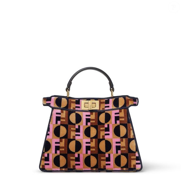 A italiana FENDI lançou uma coleção cápsula exclusiva com bolsas inspiradas em 'Emily em Paris'