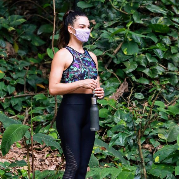 2020: Isis Valverde, durante a pandemia, não deixou de se cuidar e foi vista em uma trilha