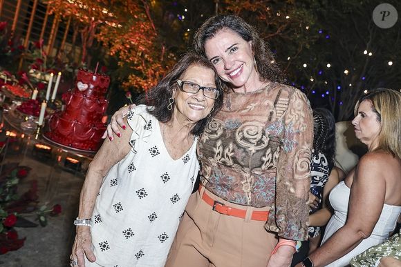 Mãe de Viviane Araújo, d.Neuza, posa com Luma de Oliveira no aniversário da filha famosa em 25 de março de 2026