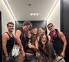 Bruna Marquezine posou com amigos na festa de aniversário que se transformou em um baile funk
