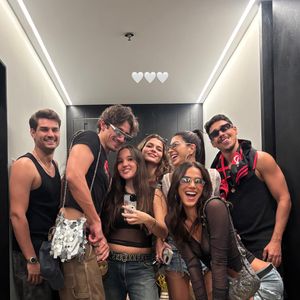Bruna Marquezine posou com amigos na festa de aniversário que se transformou em um baile funk