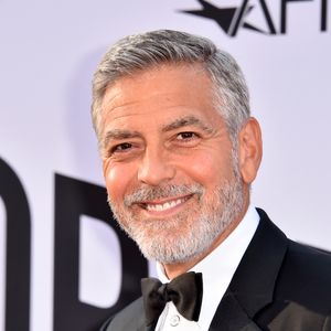 George Clooney deixou seu visual marcado nos últimos anos por um cabelo grisalho super estiloso