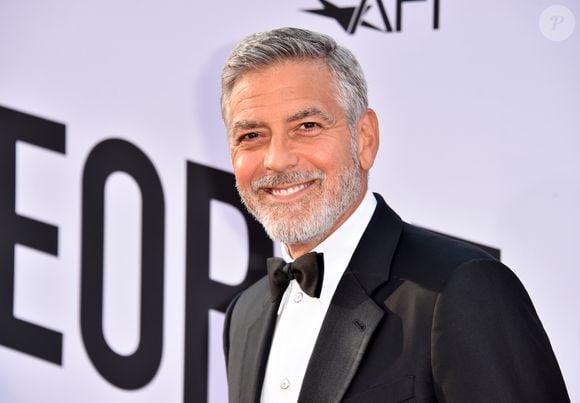 George Clooney deixou seu visual marcado nos últimos anos por um cabelo grisalho super estiloso