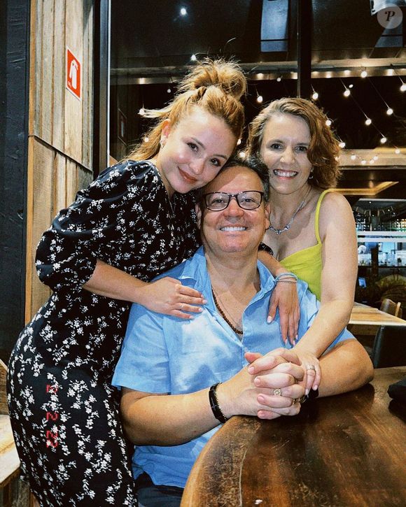 Pais de Larissa Manoela assinaram contrato vitalício com gravadora em 2012, quando a filha tinha 11 anos
