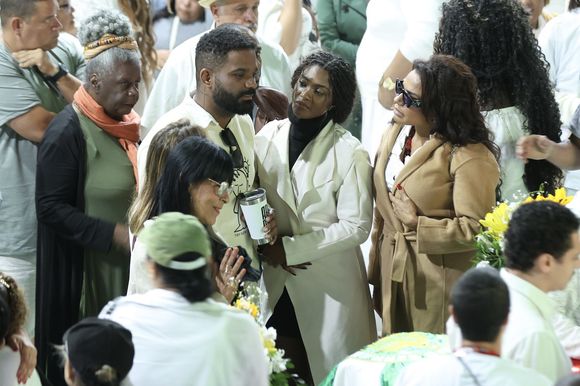 Regina Casé, Erika Januza, Quitéria Chagas e Zeca Pagodinho compareceram ao velório de Arlindo Cruz