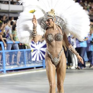 Adriane Galisteu é veterana do Carnaval carioca e desfilou como musa da Portela nos últimos anos