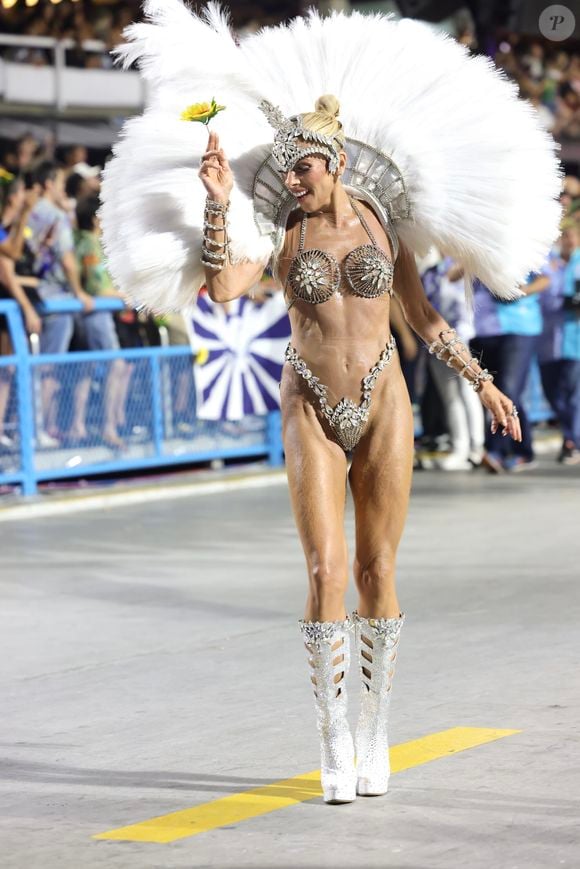 Adriane Galisteu é veterana do Carnaval carioca e desfilou como musa da Portela nos últimos anos