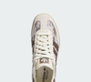 Segundo o site oficial da Adidas Brasil, o Adidas Samba OG nasceu nos campos de futebol, conquistou as ruas e agora reaparece com um toque romântico que promete agradar quem busca um visual elegante