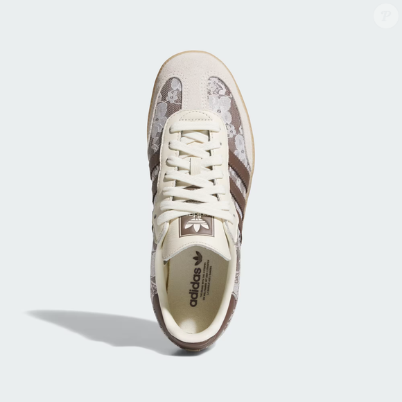 Segundo o site oficial da Adidas Brasil, o Adidas Samba OG nasceu nos campos de futebol, conquistou as ruas e agora reaparece com um toque romântico que promete agradar quem busca um visual elegante