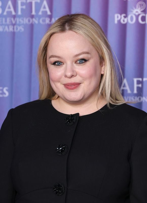 Nicola Coughlan usava o cabelo loiro em um penteado liso, repartido ao meio, e uma maquiagem esfumada.