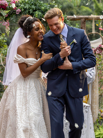 Sete opções de manicure para convidadas de casamento: as cores de unhas mais em alta neste Outono 2026