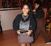 A ex-BBB Tia Milena usou uma combinação ousada de saia estampada com camisa sobreposta de renda e jaqueta jeans preta
