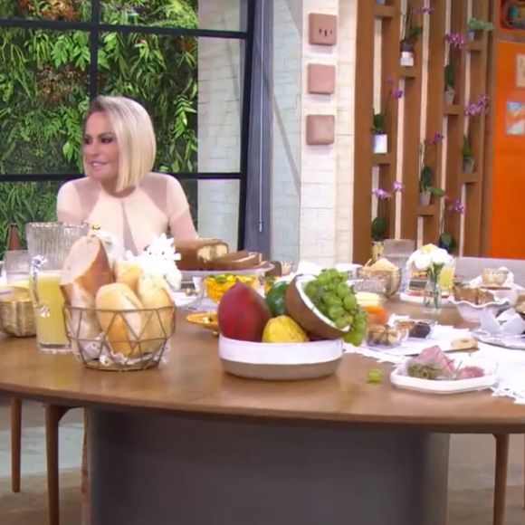 Simone Mendes no 'Mais Você' comenta sobre relação com irmã Simaria: 'A melhor coisa da vida hoje é ter minha irmã como a minha irmã, como vida, como parceira de família'