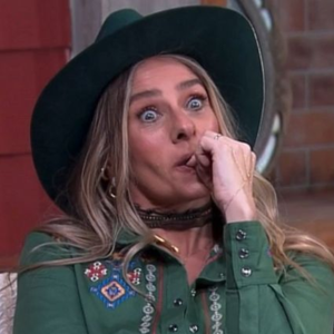 Record TV volta atrás em suposta decisão e escala ex-presidiária para nova temporada de ‘A Fazenda’. Descubra