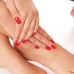 Manicure e pedicure combinando? 5 ideias de unhas que vão dominar a estação e deixam o visual mais elegante