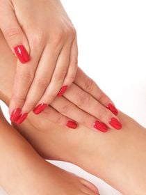 Manicure e pedicure combinando? 5 ideias de unhas que vão dominar a estação e deixam o visual mais elegante