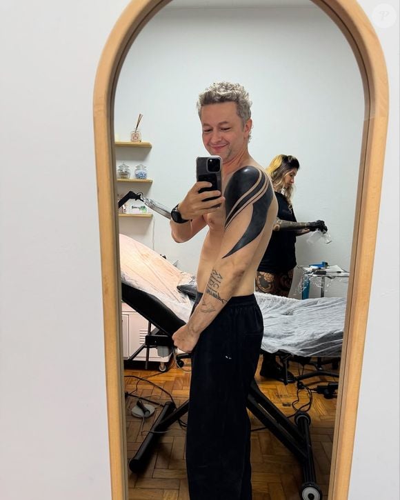 Ex-marido de Sandy, Lucas Lima está aproveitando a vida como nunca e até fez uma tatuagem nova