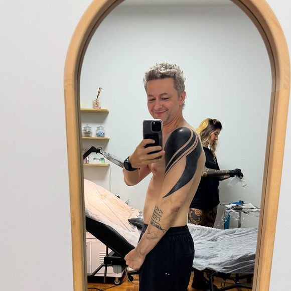 Ex-marido de Sandy, Lucas Lima está aproveitando a vida como nunca e até fez uma tatuagem nova