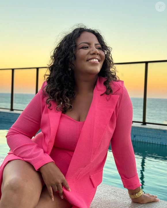 Mani Reggo também assumiu a skin 'mulher de negócios' tanto nos looks quanto nos conteúdos para as redes sociais