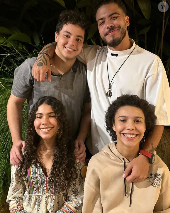 O ex-jogador Ronaldo Fenômeno é pai de quatro filhos, fruto de três relacionamentos diferentes. Ronald, Alexander, Maria Sofia e Maria Alice já surgiram diversas vezes nas redes sociais do pai, juntos e sorridentes.