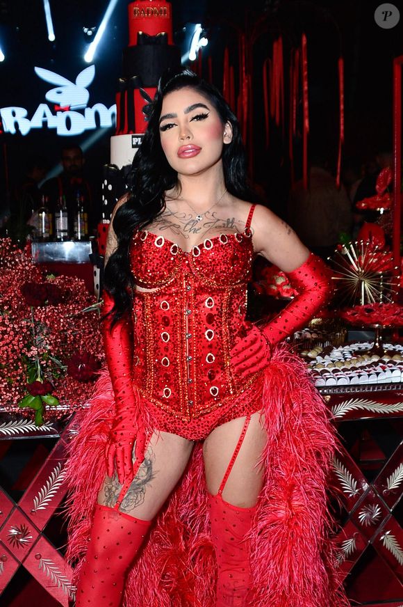 Mirella surgiu com body vermelho cravejado de pedrarias, luvas longas e meias arrastão combinando, além de um exuberante robe de plumas
