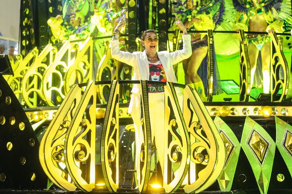 Lilia Cabral desfilou em carro alegórico na Mocidade