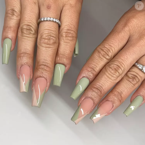 Para uma abordagem mais discreta, experimente este conjunto com base nude e pontas francesas angulares em tons de bege e sálvia