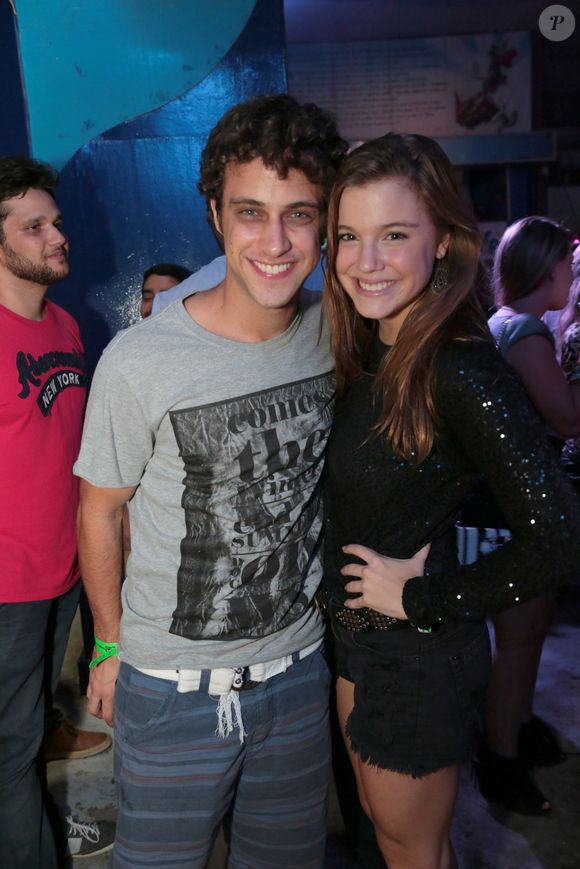 Alice Wegmann foi curtir um funk no baile da Favorita ao lado de Ronny Kriwat