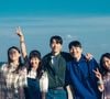 'Vinte e Cinco, Vinte e Um' apresenta um grupo de 5 amigos vivendo a juventude e o primeiro amor na crise da Coreia dos anos 90