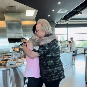 Segundo o intérprete de Quico, Messi inicialmente recusou o presente de luxo, mas acabou aceitando o anel de ouro após insistência carinhosa do humorista mexicano durante encontro em Miami