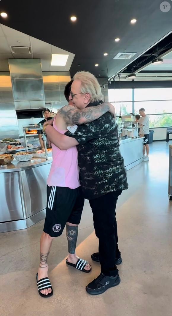 Segundo o intérprete de Quico, Messi inicialmente recusou o presente de luxo, mas acabou aceitando o anel de ouro após insistência carinhosa do humorista mexicano durante encontro em Miami