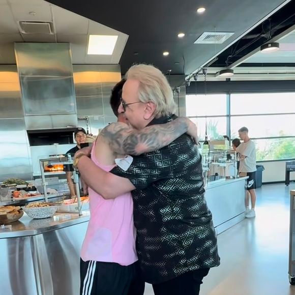 Segundo o intérprete de Quico, Messi inicialmente recusou o presente de luxo, mas acabou aceitando o anel de ouro após insistência carinhosa do humorista mexicano durante encontro em Miami