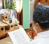 Embora a cerimônia tenha recebido a bênção de um sacerdote xintoísta, ela não tem validade jurídica