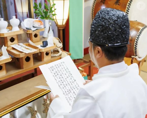 Embora a cerimônia tenha recebido a bênção de um sacerdote xintoísta, ela não tem validade jurídica