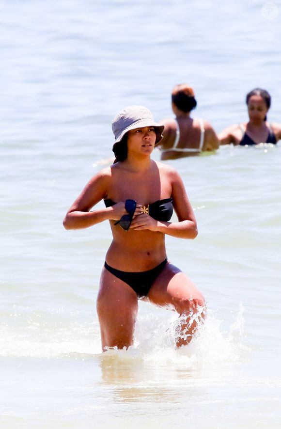 Bella Campos exibe corpão de biquíni sem alças em Ipanema na véspera de Natal; atriz curte férias após ‘Vale Tudo’