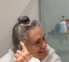 Regina Duarte corta uma folha da babosa e aplica o 'gel' que ela possui diretamente em seu cabelo