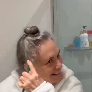 Regina Duarte corta uma folha da babosa e aplica o 'gel' que ela possui diretamente em seu cabelo