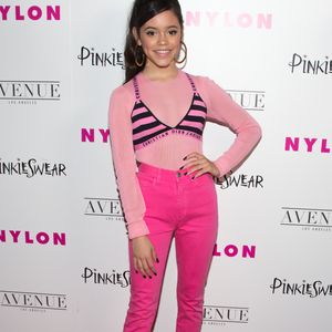 Jenna Ortega costumava usar tons vibrantes muito antes de 'Wandinha'
