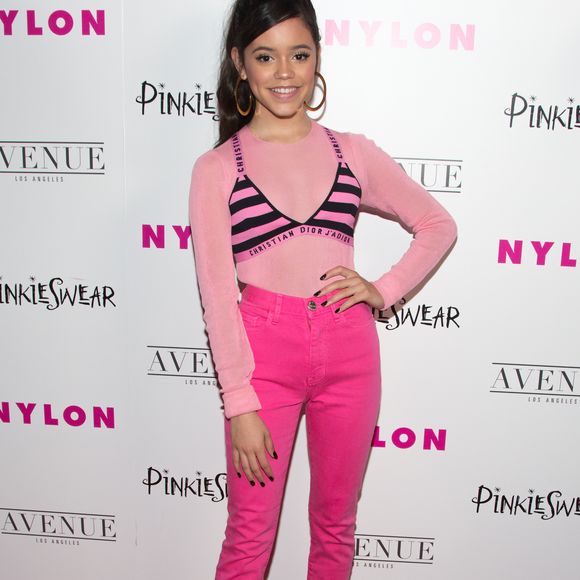 Jenna Ortega costumava usar tons vibrantes muito antes de 'Wandinha'