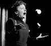 Édith Piaf cantou para alemães durante o nazismo, ajudou perseguidos e acabou investigada após a guerra: o passado controverso que Laila Garin revive no palco