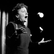 Nascida em 1915, Edith Piaf cantou para alemães durante o nazismo, ajudou perseguidos e acabou investigada após a guerra: o passado controverso que Laila Garin revive no palco