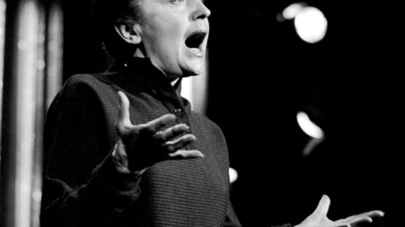 Nascida em 1915, Edith Piaf cantou para alemães durante o nazismo, ajudou perseguidos e acabou investigada após a guerra: o passado controverso que Laila Garin revive no palco