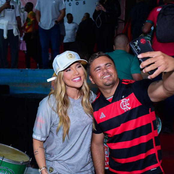 Virgínia Fonseca esbanjou simpatia e distribuiu selfies em passagem pela quadra da Grande Rio