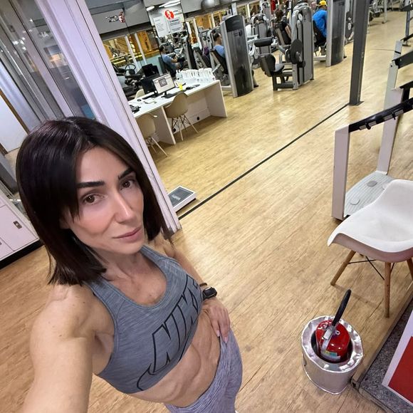 Michelle Barros também entregou alguns detalhes de sua dieta: 'Muita salada e proteína! E pouco carboidrato'